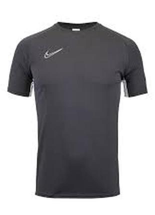 Легка дихаюча спортивна футболка nike