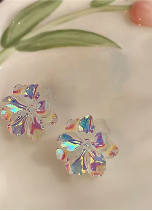 Трендовые серьги-гвоздики с красочными цветами
