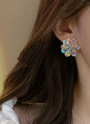 Трендовые серьги-гвоздики с красочными цветами