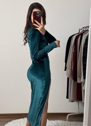 Женское бархатное платье-миди с разрезом на ноге и стразами по разрезу