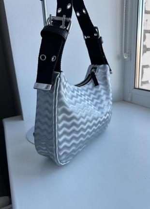 Фирменная стильная сумка через плечо из серебристого нейлона asos! оригинал!3 фото