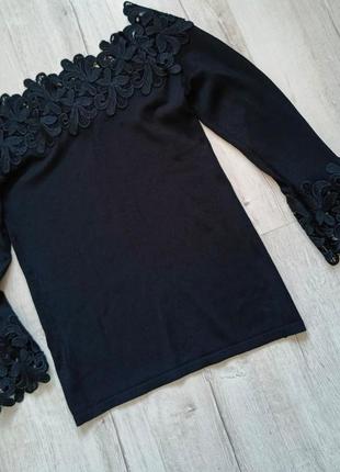 Красивая черная кофта с кружевом и открытыми плечами