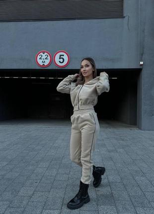 Трендовый костюм полар флисовый комплект укороченная худи на молнии и брюки с кантом