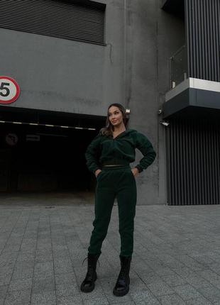 Трендовый костюм полар флисовый комплект укороченная худи на молнии и брюки с кантом