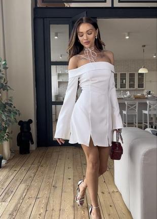 Женское короткое платье с открытыми плечами и разрезами на ножках, расклешенные рукава
