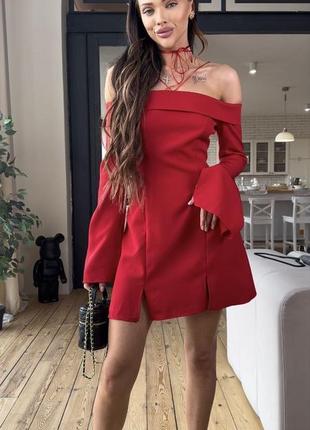 Женское короткое платье с открытыми плечами, расклешенными рукавами и разрезами на ножках