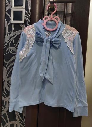 Хлопковая голубая блуза с бантом и кружевными вставками на плечах zebra kids 6-9 лет