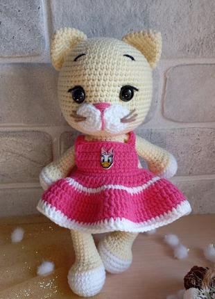 Кошка у платья, ручная работа