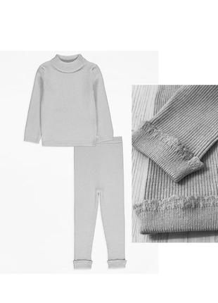 Сірий вʼязаний костюм в рубчик