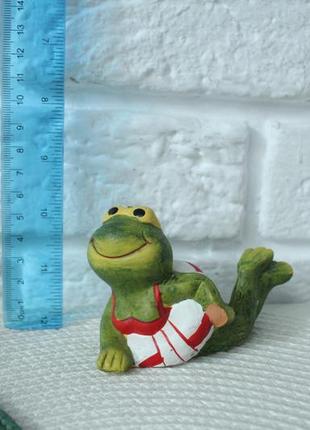 Керамічна статуетка симпатична жабка.