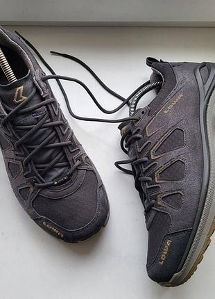 Туристические кроссовки на мембране gore tex 
lowa