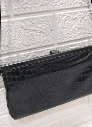 Стильный женский  клатч в отличном состоянииможно носить как в руке так и на плече 37×16.с52