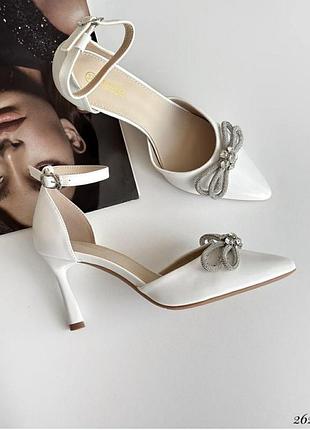 Туфли-диленькие женские белые экокожа с украшением на шпильке