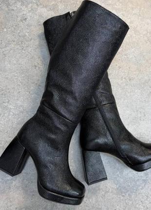 Сапоги из натуральной итальянской кожи черные на платформе каблуках