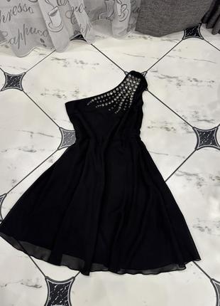 Жіноча чорна сукня на одне плече