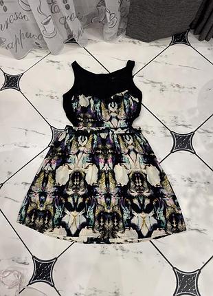 Платье с разрезами по бокам