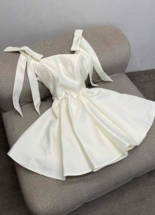 Сукня коротка атласна вільного крою на брителях якісна стильна трендова молочна шоколад