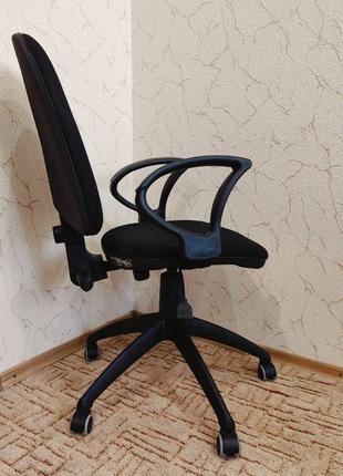 Офисное кресло стул комфорт с подлокотниками и подъемом разрешения