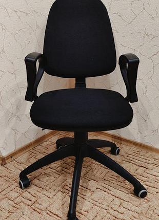Офисное кресло стул комфорт с подлокотниками и подъемом разрешения