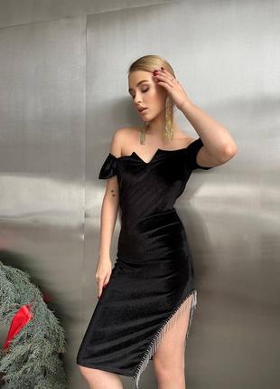 Бархатное силуэтное платье миди с разрезом на ноге с бахромой из камней🔥