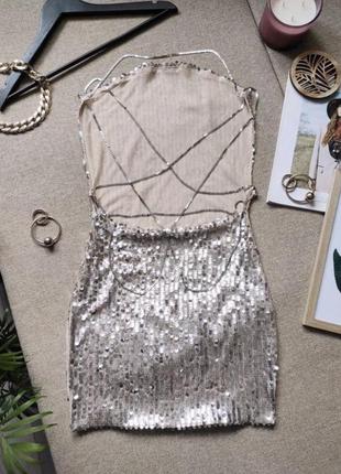 Блискуча сукня