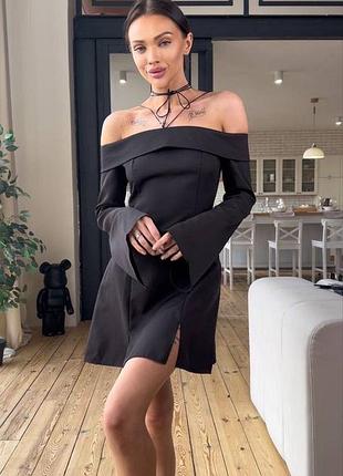 Элегантное платье мини с костюмки с открытыми плечами стильное платье