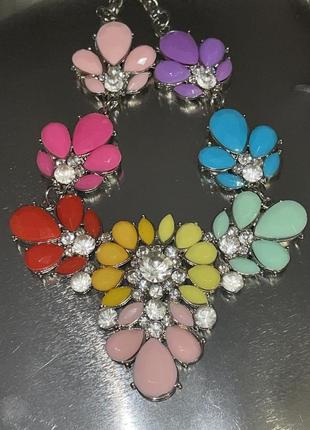 Блестящее яркое ожерелье разноцветное