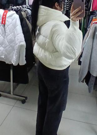 Укорочена куртка пуховик.