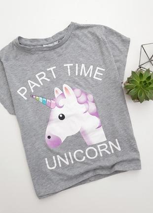 Актуальна вкорочена футболка з аплікацією р. 34/6