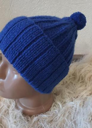 Вязаная шапка с бубоном