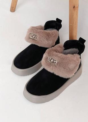 Ugg черные замшевые утепленные ботинки под угги с бежевым натуральным мехом, на бежевой подошве