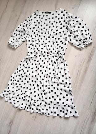 Красивое белое платье с имитацией запаха