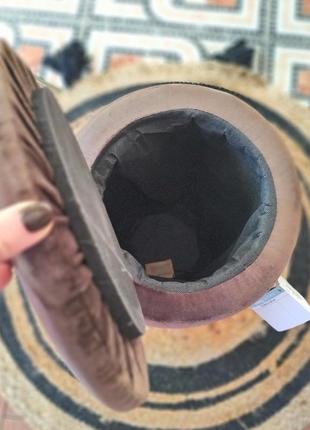 Бархатный велюровый пуф органайзер шоколадный с золотистой металлической основой...