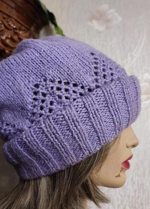 Красива шапка бузкового кольору