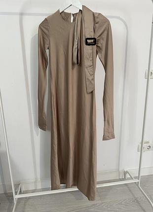 Атласное платье миди с поясом