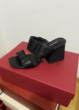 Кожаные шлепанцы на каблуке босоножки