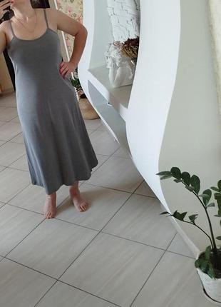 Стильна сіра сукня міді трикотажна