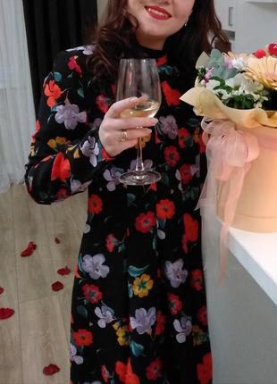Платье черная мини с цветами бренда envie