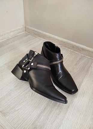 Стильные демисезонные кожаные ботинки от zara