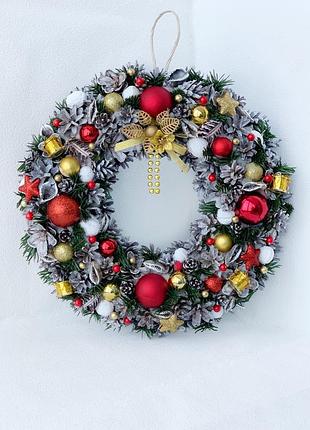 Різдвяний новорічний вінок на двері з шишок