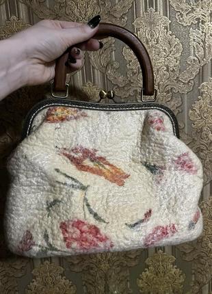 Шикарна ошатна оригінальна сумочка рідікюль саквояж з валяної вовни на фермуарі з дерев'яною ручкою