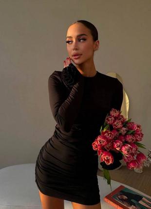 Сукня з квіткою на рукаві і драпіруванням