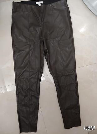Трендовые кожаные леггинсы брюки со швами спереди
