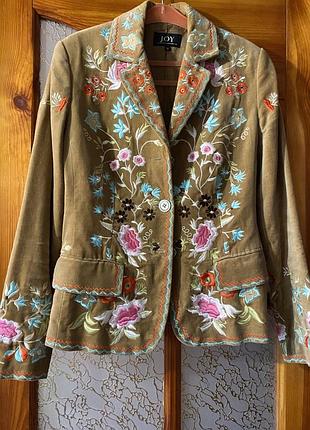 Гарний вишитий жакет