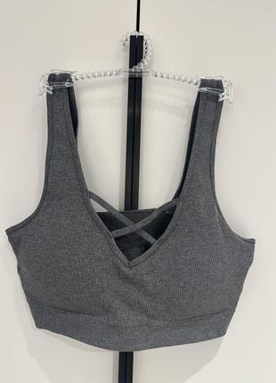 Топ з поролоновими вставками