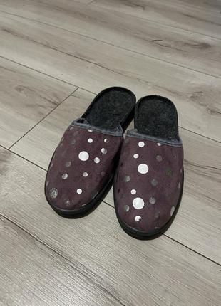 Жіночі кімнатні капці у горох