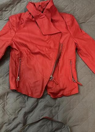 Куртка червоний колір, для дівчинки підлітка, або дуже маленька жінка
