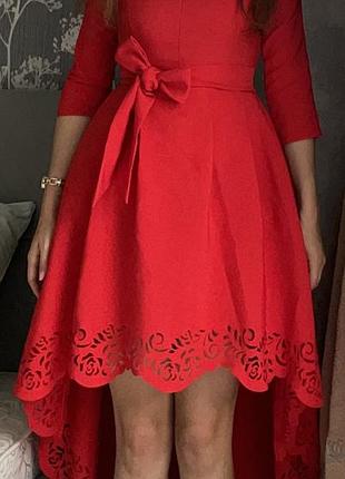 Женское платье красное