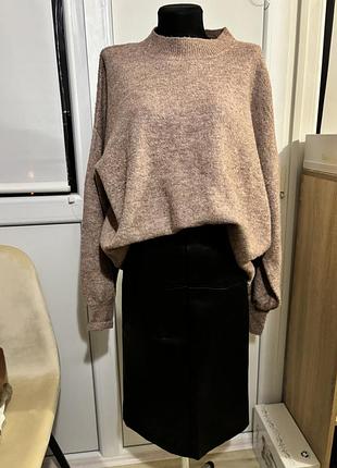 Свитер в теплом оттенке