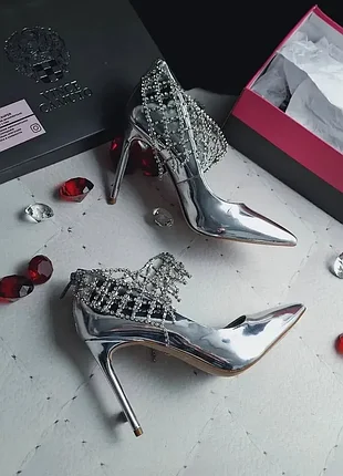 Vince camuto оригінал сріблясті туфлі човники прикрашені сіточкою з стразами